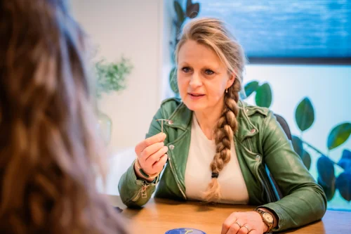 De verloskundige legt wat uit over een spiraal